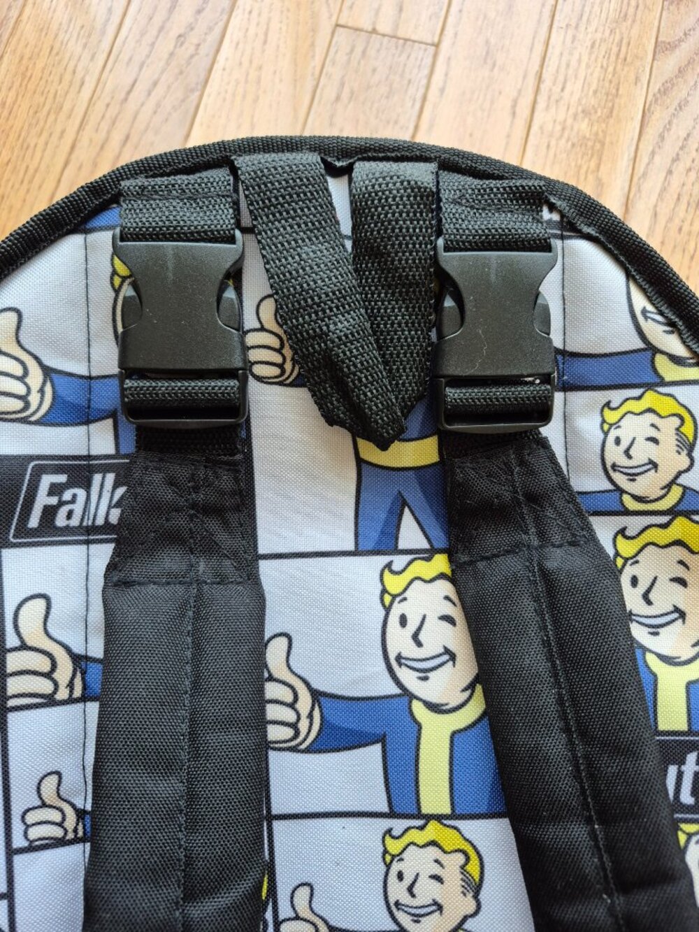Fallout 4 Vault Reversible Backpack - Picture 6 of 14